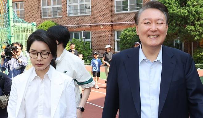 윤석열 전 대통령과 김건희씨가 3일 서울 서초구 원명초등학교에 마련된 서초4동 제3투표소에서 투표를 마친 뒤 차량으로 향하고 있다. 공동취재사진