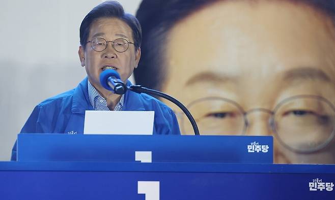 더불어민주당 이재명 대선 후보가 선거를 하루 앞둔 2일 서울 여의도공원 마지막 유세에서 이 후보의 ‘빛의 혁명\\\' 완성을 위한 승리에 대한 연설을 하고 있다. 연합뉴스