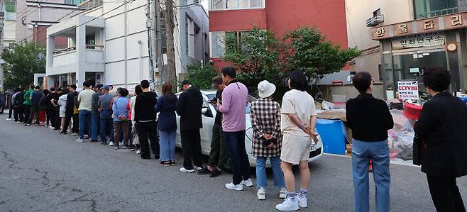 제21대 대통령 선거일인 2025년 6월3일 새벽 6시께 인천 남동구 석천경로당에 마련된 간석4동 제2투표소에서 유권자들이 투표 시작 전 줄을 서 투표를 기다리고 있다. 연합뉴스.