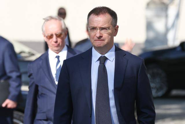 러시아 측 휴전 협상 대표인 블라디미르 메딘스키 크렘린궁 보좌관이 튀르키예 이스탄불에서 우크라이나와의 휴전협상장으로 향하고 있다. 이스탄불=타스 연합뉴스