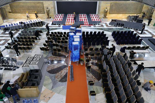 제21대 대통령선거일인 3일 오전 서울 여의도 국회 로텐더홀에서 대통령 취임식 준비가 한창이다. 뉴스1