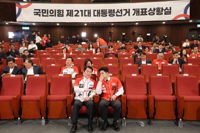 김용태 국민의힘 비상대책위원장과 안철수 공동선거대책위원장이 3일 오후 서울 여의도 국회 도서관에 마련된 제21대 대통령선거 개표상황실에서 출구조사 결과를 지켜보며 대화하고 있다. 뉴스1