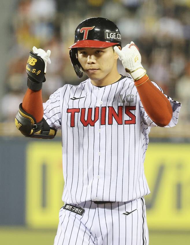 2025 KB0리그 프로야구 LG트윈스와 한화이글스의 경기가 26일 오후 서울 잠실야구장에서 열렸다. 6회말 2사 1,2루 문성주가 1타점 적시타를 치고 출루해 세리머니를 하고 있다. 잠실=김민규 기자 mgkim1@edaily.co.kr /2025.03.26/