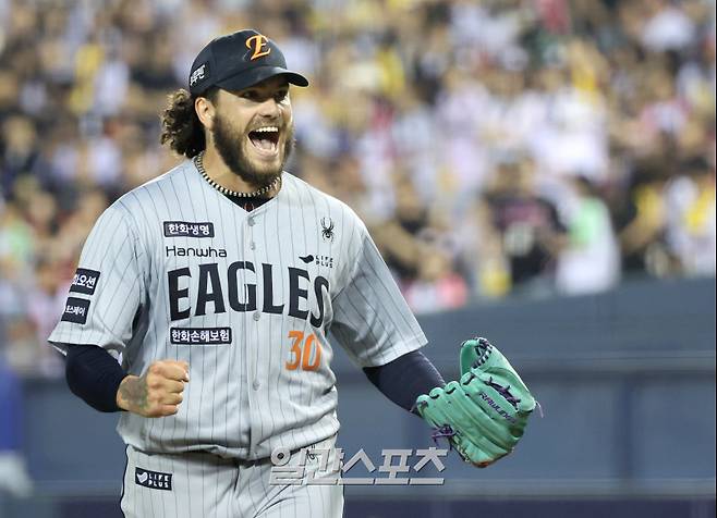 2025 KB0리그 프로야구 LG트윈스와 한화이글스의 경기가 28일 오후 서울 잠실야구장에서 열렸다. 6회말 2사 2루 폰세가 오스틴을 외야 뜬공으로 처리한 후 기뻐하고 있다. 잠실=김민규 기자 mgkim1@edaily.co.kr /2025.05.28/