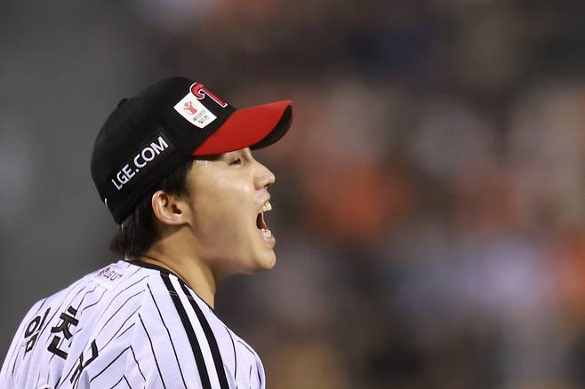 <yonhap photo-4411="">(서울=연합뉴스) 신현우 기자 = 27일 서울 잠실야구장에서 열린 프로야구 2025 신한 SOL 뱅크 KBO리그 한화 이글스와 LG 트윈스의 경기. 7회초 2사 한화 최재훈을 삼진으로 잡아내며 이닝을 마친 임찬규가 포효하며 더그아웃으로 향하고 있다. 2025.5.27 nowwego@yna.co.kr/2025-05-27 20:26:42/ <저작권자 ⓒ 1980-2025 ㈜연합뉴스. 무단 전재 재배포 금지, AI 학습 및 활용 금지></yonhap>