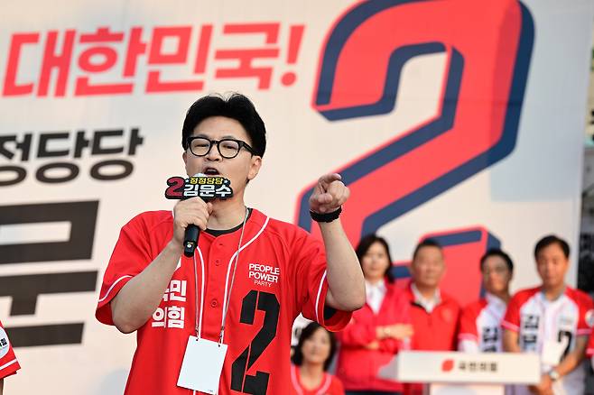 한동훈 전 국민의힘 대표가 26일 오후 서울 도봉구 방학사거리에서 열린 김문수 국민의힘 대선 후보의 노원·도봉·강북 집중유세 현장을 찾아 발언하고 있다. 임현동 기자