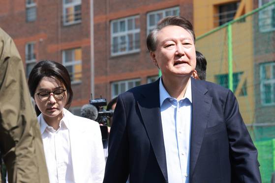 윤석열 전 대통령과 부인 김건희 여사가 21대 대통령 선거일인 3일 서울 서초구 원명초등학교 투표소에서 투표를 마치고 이동하고 있다. 장진영 기자