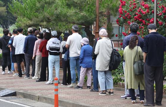 21대 대통령 선거 투표일인 3일 오전 대구 수성구 고산 3동의 한 투표소에서 시민들이 투표하기 위해 줄지어 기다리고 있다. 연합뉴스