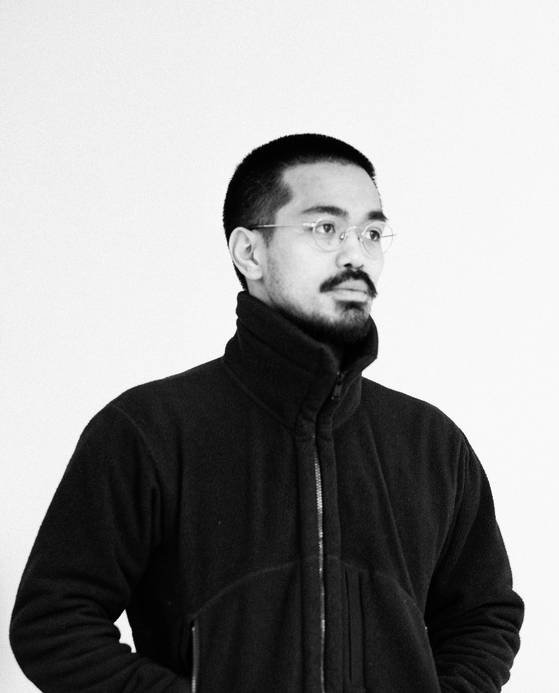 소라 네오 감독은 도쿄와 뉴욕을 오가며 자랐다. 아버지인 사카모토 류이치의 다큐멘터리 '류이치 사카모토: 오퍼스'(2023)를 연출했으며 '해피엔드'는 장편 극영화 데뷔작이다. 사진 아이코 마스부치