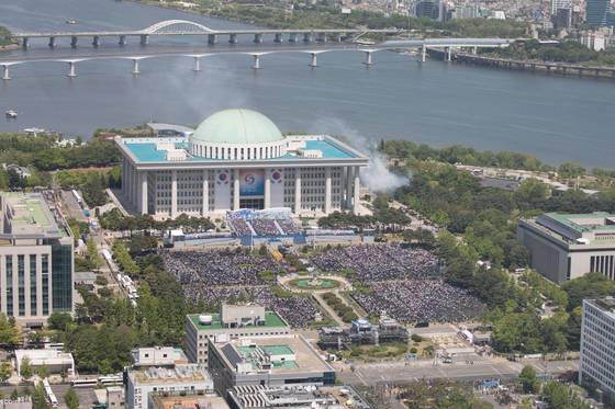 윤석열 전 대통령이 국회에서 열린 제20대 대통령 취임식에서 돌출 무대로 나와 대통령 취임사를 하고 있다. 김성룡 기자