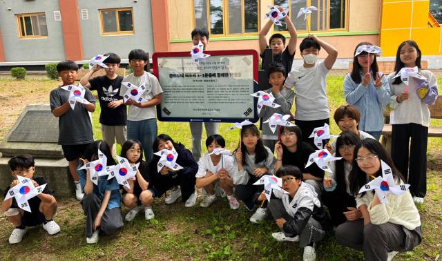 ▲ 철원초 학생들은 2일 교정에 설치된 ‘학생 독립운동 사적’ 현판에 헌화하며 나라사랑의 뜻을 되새겼다.