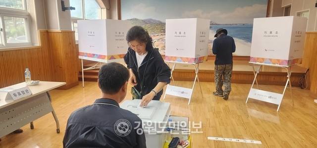 ▲ 최북단 고성군 명파리 주민들이 오전 8시 마지막 투표소인 현내면 제4투표소가 설치된 대진초등학교 명파분교장을 찾아 소중한 한 표를 행사했다.