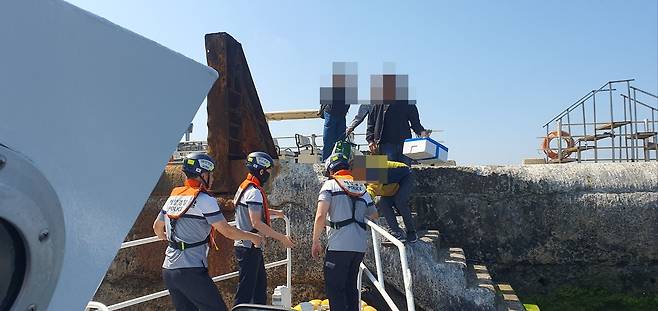 제주 마라도 주민 이송하는 해경 (화면제공 : 서귀포해양경찰서)