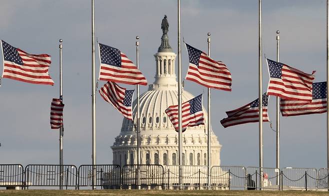 워싱턴 D.C.의 국회의사당을 배경으로 반기로 게양된 미국 국기가 바람에 펄럭이고 있다. 사진=연합뉴스