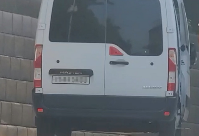 충남 부여에서 유권자를 실어나른 의혹이 제기된 차량. 더불어민주당 충남도당 제공