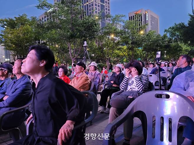 김문수 국민의힘 대선 후보 지지자들이 3일 서울 종로구 동화면세점 앞 ‘대한민국 바로 세우기 운동본부’가 주최한 집회에서 대선 개표 방송을 보고 있다. 백민정 기자