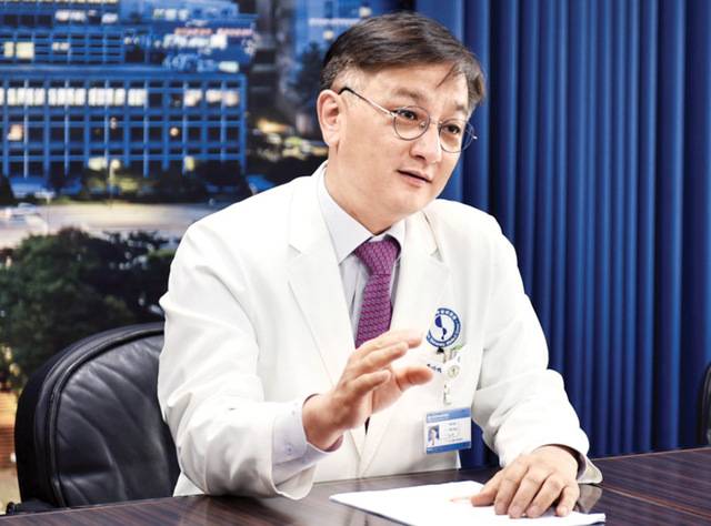 임상현 아주대병원 심장혈관흉부외과 교수는 "심장 판막질환 치료는 시기가 매우 중요하다. 단순히 판막 기능이 이상하다고 수술을 서두르는 것은 옳지 않다"면서 "판막 손상이 심해 약물 등 내과 치료에도 신체 활동에 지장이 많을 땐 적절한 시점에 수술 치료를 받아야 한다"고 강조했다.