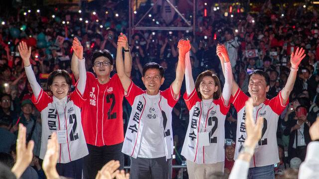 김문수(가운데) 국민의힘 대선 후보가 2일 서울시청 광장에서 열린 마지막 유세에서 당내 경선에서 경쟁했던 후보들과 손을 맞잡아 올려 ‘원팀’ 모습을 만들어 내고 있다. 왼쪽부터 양향자 공동선거대책위원장, 한동훈 전 대표, 나경원·안철수 공동선대위원장. 최현규 기자
