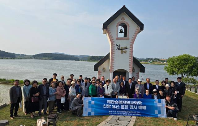 봉헌감사예배 참석자들이 교회당 앞에서 기념촬영을 하고 있다.