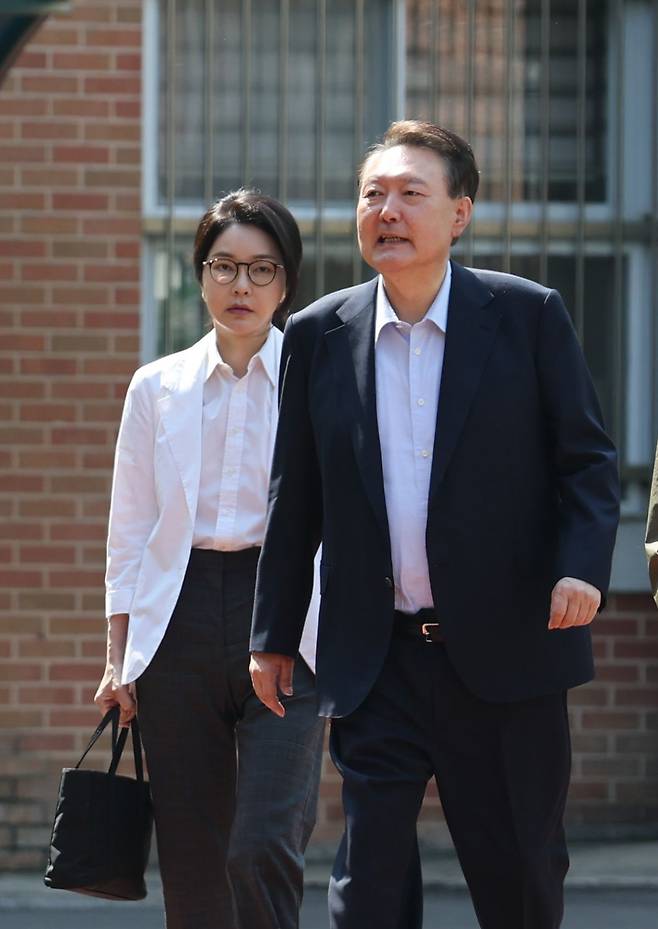 윤석열 전 대통령과 김건희 여사가 제21대 대통령 선거일인 3일 서울 서초구 원명초등학교에 마련된 서초4동제3투표소로 향하고 있다. 연합뉴스