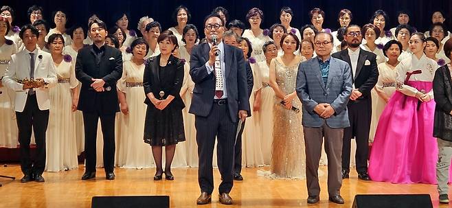 지난달 29일 부산진구청 대강당에서 열린 '장기기증 활성화를 위한 생명나눔 음악회'에서 강치영 (사)한국장기기증협회 이사장이 인사말을 하고 있다.