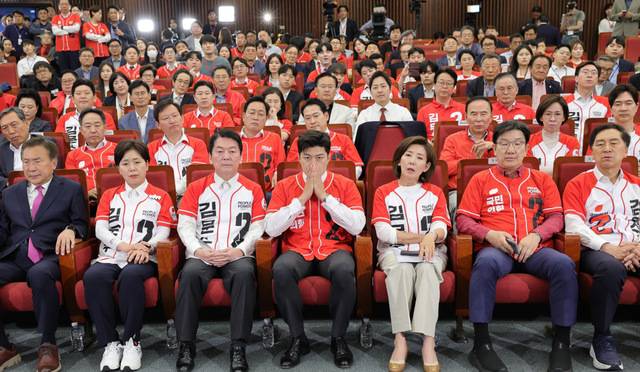 김용태 국민의힘 비상대책위원장과 권성동 원내대표를 비롯한 공동선거대책위원장들이 3일 오후 서울 여의도 국회 도서관에 마련된 제21대 대통령선거개표상황실에서 개표 방송을 시청하고 있다. 최현규 기자