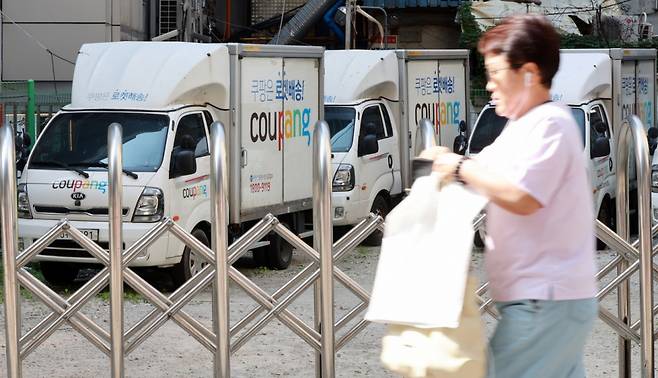 제21대 대통령 선거 투표일인 3일?오전 서울 중구의 한 주차장에 쿠팡 배달 차량이 주차돼 있다. 택배업계에 따르면 쿠팡은 대선 당일 배송기사의 투표권 보장을 위해 주간 로켓배송(오전 7시∼오후 8시)을 중단한다. 쿠팡의 로켓배송이 중단되는 것은 2014년 서비스 시행 이후 처음이다. /사진=뉴스1.