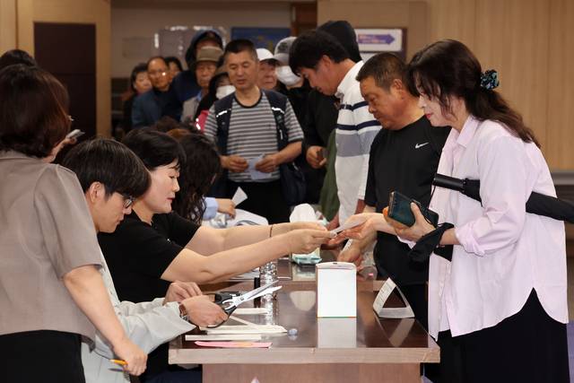 제21대 대통령선거일인 3일 오전 제주시 연동 제1투표소가 마련된 제주도의회 의원회관에서 유권자들이 투표하고 있다. 연합뉴스