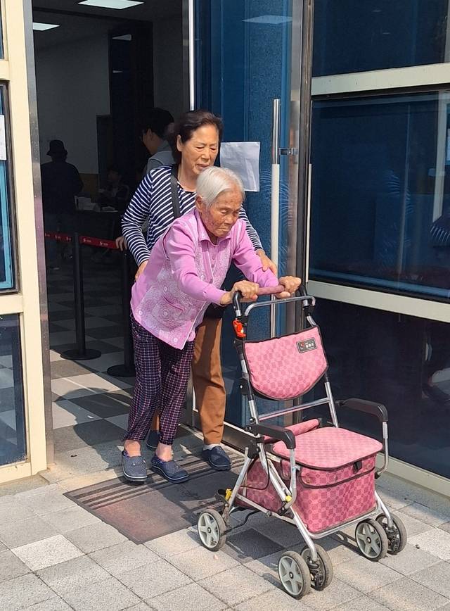 충북 옥천의 최고령 주민인 이용금 할머니(121)가 제21대 대통령 선거일인 3일 청산면다목적회관에 마련된 투표소에서 투표를 마친 뒤 나오고 있다. 독자 제공. 연합뉴스