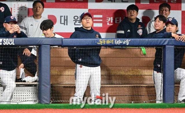 2025년 4월 23일 오후 서울 고척스카이돔에 진행된 '2025 신한 SOL뱅크 KBO 리그' 두산 베어스와 키움 히어로즈의 경기. 두산 이승엽 감독이 선발투수 김유성의 제구가 흔들리자 허탈해하고 있다./마이데일리