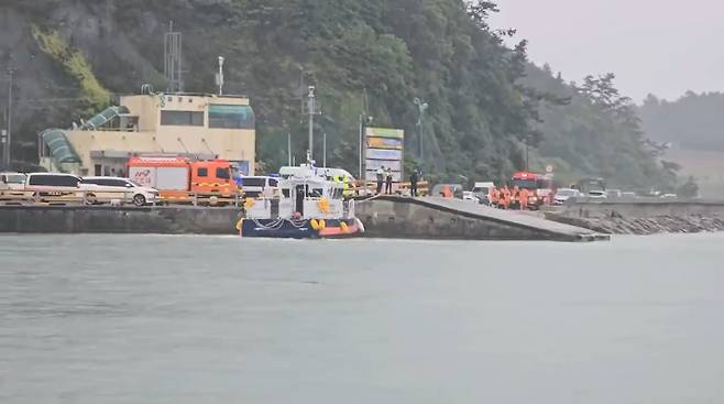 전남 진도군 진도항 인근 해상을 수색중인 경찰의 모습. 목포해경 제공