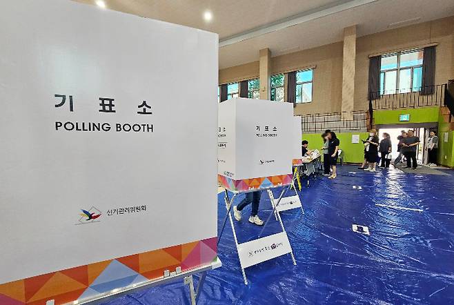 제21대 대통령선거 본 투표가 3일 실시됐다. 유권자들이 투표소에서 투표용지를 받기 위해 줄을 서고 있다. 연합뉴스