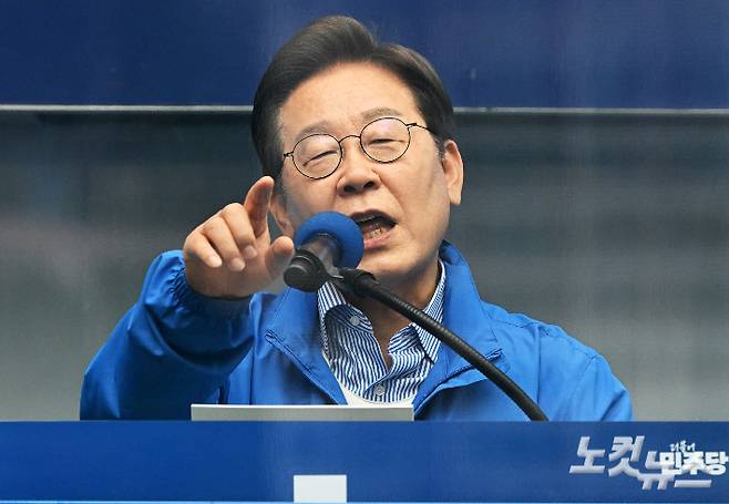 이재명 더불어민주당 대선 후보가 지난 2일 오후 경기 광명시 철산로데오 광장에서 열린 유세에 참석해 연설을 하고 있다. 윤창원 기자