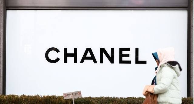 지난 1월 8일 서울 시내 한 샤넬 매장 앞으로 시민이 지나고 있다. 뉴시스