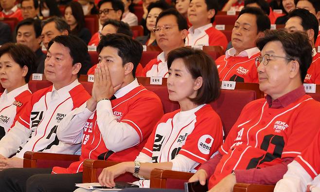 김용태 국민의힘 비상대책위원장을 비롯한 의원들이 3일 서울 여의도 국회 도서관에 마련된 제21대 대통령선거개표상황실에서 출구조사 결과를 지켜보고 있다. 공동취재사진