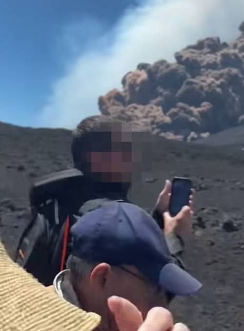 대피하지 않고 화산 분화를 바라보고 있는 관광객들. 페이스북 영상 캡처