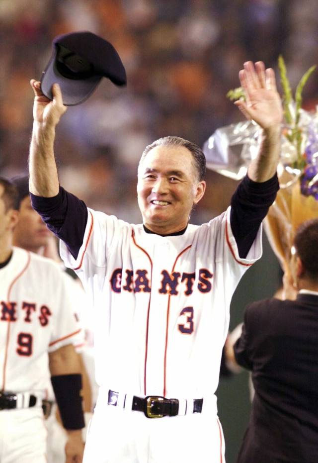 2001년 일본프로야구 요미우리 자이언츠 사령탑에서 물러나며 야구 팬들에게 인사하는 나가시마 시게오 감독. EPA연합뉴스