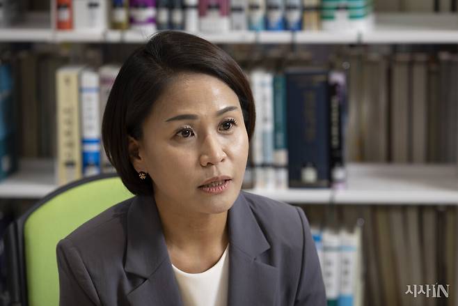 5월26일 경기 과천시 중앙선거관리위원회 청사에서 조선희 부정선거 의혹 대응반장이 인터뷰를 하고 있다. ⓒ시사IN 이명익