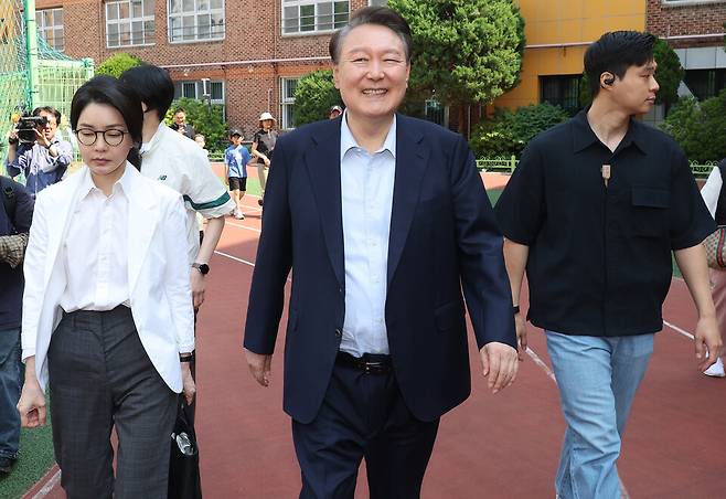 윤석열 전 대통령과 김건희 여사가 21대 대통령 선거일인 6월3일 서울 서초구 원명초등학교에 마련된 서초4동 제3투표소에서 투표를 마친 뒤 차량으로 향하고 있다. ⓒ 연합뉴스