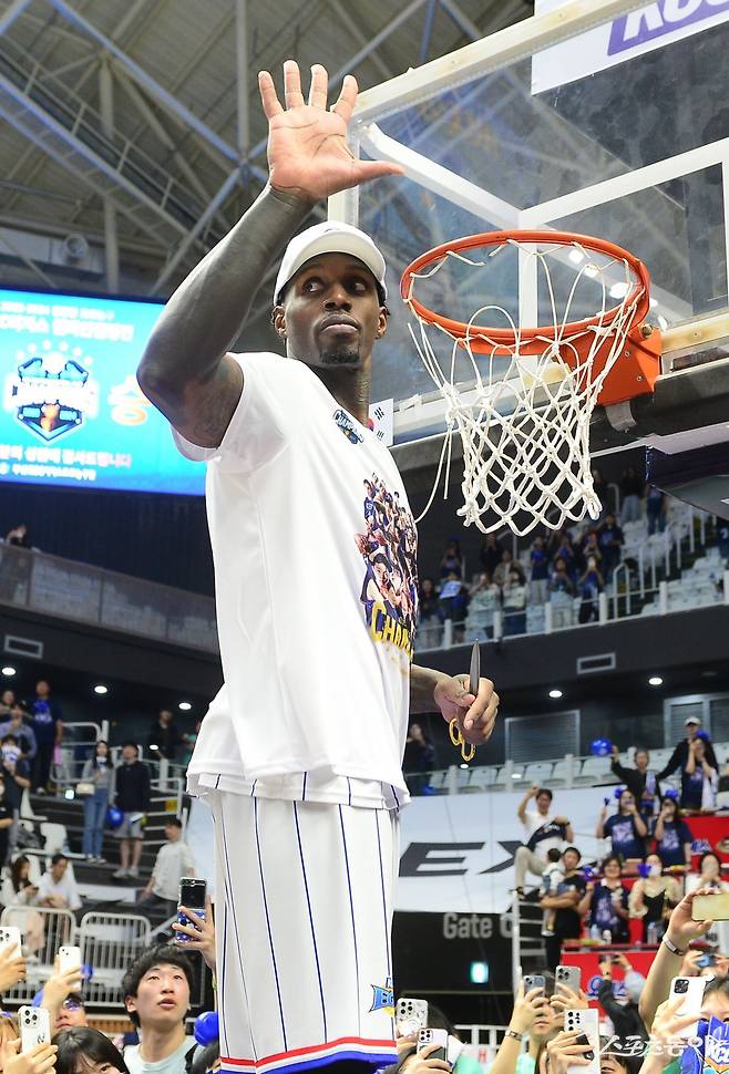 라건아가 대구 한국가스공사와 계약하고 KBL로 돌아오려 한다. 하지만 그의 세금과 관련된 문제가 간단하진 않을 전망이다. 스포츠동아DB