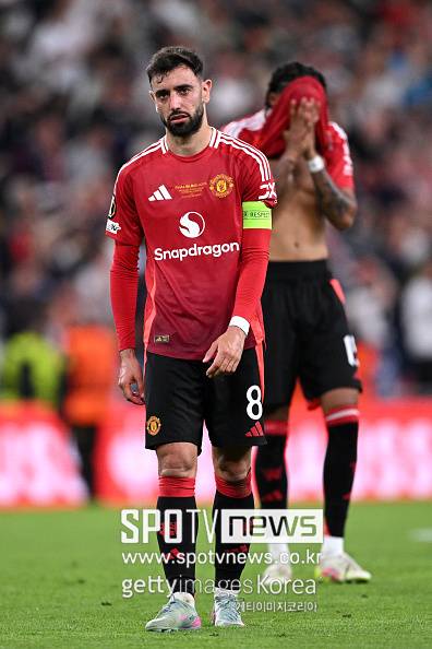 맨체스터 유나이티드 측에는 1억 파운드(약 1,860억 원)에 달하는 이적료가 제안했다. 브루노 페르난데스 에이전트가 알 힐랄 측과 만났다는 것까지 보도돼 브루노 페르난데스 이적설에 기름을 부었다. 그러나 브루노 페르난데스는 결국 알 힐랄의 제안을 거절하기로 결정했다. 이 결정은 단순한 감정적 충동이 아닌, 가족과의 신중한 상의 끝에 내려진 선택이었다. 영국 ‘토크스포트’는 “브루노 페르난데스가 가족들과 논의한 끝에 주급 70만 파운드 제안을 거절했다”라고 알렸다. 유럽이적시장전문가 ‘파브리지오 로마노’까지 “맨체스터 유나이티드 캡틴 브루노 페르난데스가 유럽 최고 수준에서 뛰고 싶어한다. 이제 (맨체스터 유나이티드 잔류) 결정이 내려졌다”라며 쐐기를 박았다. 브루노 페르난데스 결정엔 결국 ‘삶의 균형’과 ‘축구 커리어의 방향성’이 중요한 기준이 된 것이다.