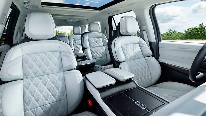 링컨 신형 네비게이터 실내