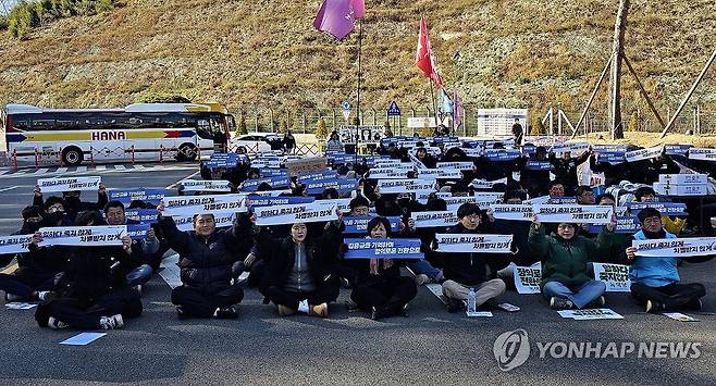 '김용균을 기억하며'…태안화력 앞에서 6주기 추모제 (태안=연합뉴스) 정윤덕 기자 = 2018년 충남 태안화력발전소에서 끼임 사고로 숨진 청년 비정규직 노동자 고(故) 김용균 씨 6주기 현장 추모제가 6일 태안화력 앞에서 진행되고 있다. 추모제는 고인의 어머니인 김미숙 김용균재단 이사장과 동료 노동자 등 100여명이 참석한 가운데 연대 발언과 문화공연 등으로 꾸며졌다. 2024.12.6 cobra@yna.co.kr