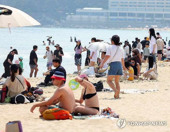 여름 시작 (부산=연합뉴스) 손형주 기자 = 전국적으로 무더운 초여름 날씨를 보인 1일 오후 부산 해운대해수욕장에서 피서객들이 더위를 식히고 있다. 2025.6.1 handbrother@yna.co.kr