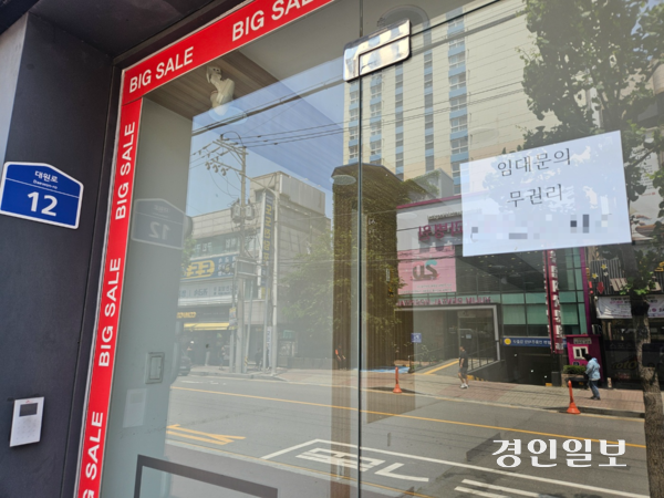 오산 문화의 거리의 빈 점포에 권리금 없이 임대가 가능하다는 알림이 적혀있다. 2025.6.3 오산/공지영기자 jyg@kyeongin.com