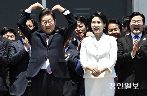 이재명 대통령과 김혜경 여사가 4일 서울 여의도 국회 로텐더홀에서 열린 제21대 대통령 취임선서식을 마치고 잔디광장에 모인 시민들을 향해 인사하고 있다. /이지훈기자 jhlee@kyeongin.com