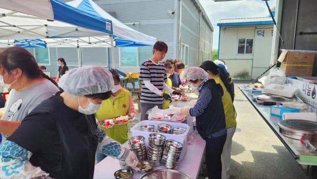▲부적면 '사람꽃밥차' 현장에서 '소중한 사람들'이 어르신들을 위해 배식 지원에 나선 모습.