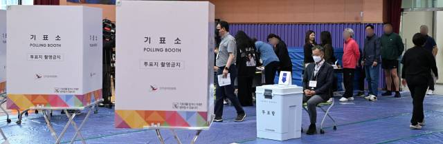 제21대 대통령 선거 투표일인 3일 창원 반송초등학교에 설치된 투표소를 찾은 유권자들이 소중한 한 표를 행사하고 있다./성승건 기자/