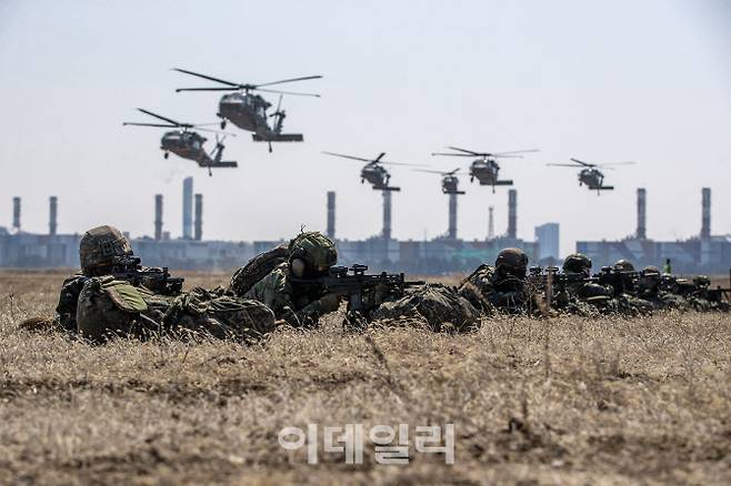 지난 3월 한미연합연습 ‘자유의방패’(FS) 일환으로 진행된 공중기동훈련에서 육군 17사단 장병들이 미2사단/한미연합사단 소속 헬기들의 착륙을 위해 경계를 지원하고 있다. (사진=육군)