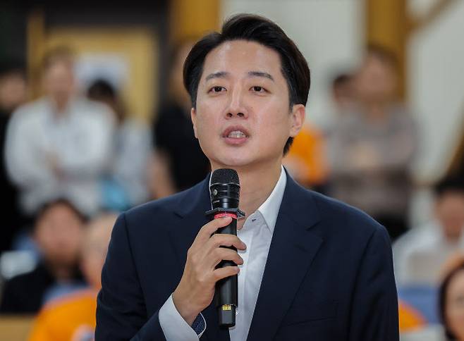 개혁신당 이준석 대선 후보가 3일 방송 3사 출구조사 발표를 확인한 뒤 서울 국회 여의도 의원회관에 마련된 당 개표상황실에 도착해 소감을 밝히고 있다. (사진=연합뉴스)